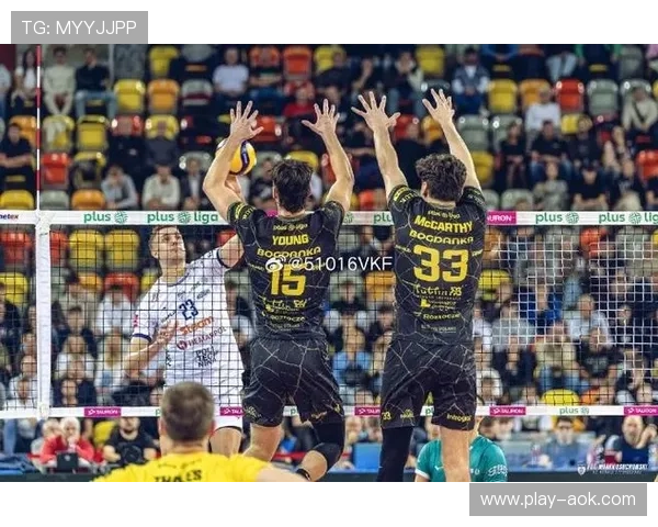 波兰男排超级联赛卢布林第三局多点开花，客场球迷助威气氛热烈