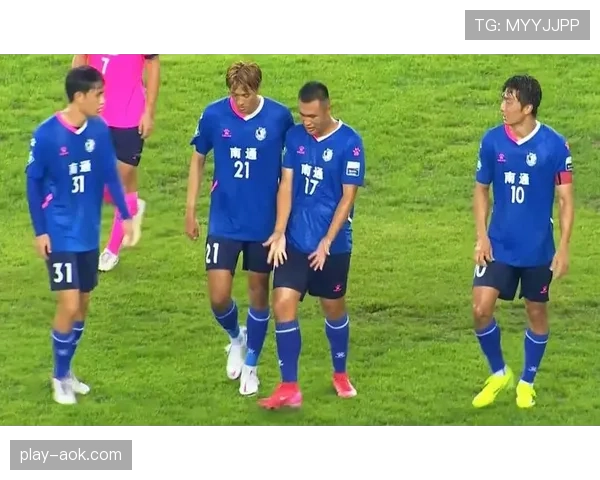 温情花絮：对手球员受伤倒地，攻方主动将球踢出边线，获全场掌声